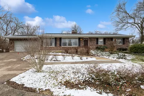 1305 Surrey Ln, Algonquin, IL 60102