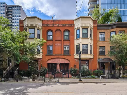 17 E Division St #1E, Chicago, IL 60610