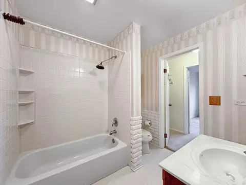 43 Willow Cir, Cary, IL 60013 photo 17