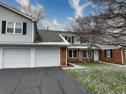 43 Willow Cir, Cary, IL 60013