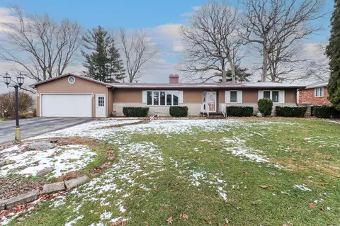 27147 Golden Acres Dr, Le Roy, IL 61752