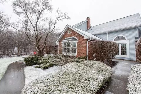 7 Hastings Ln, Lincolnshire, IL 60069
