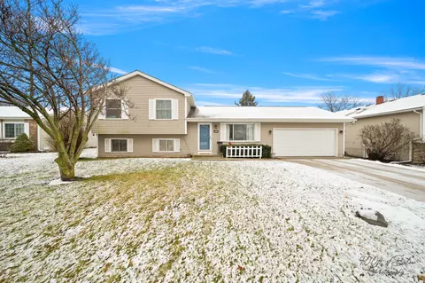 5305 W Winding Creek Dr, Mchenry, IL 60050