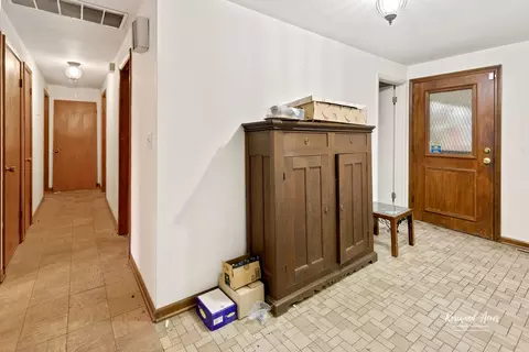 8 Charlton Dr, Kankakee, IL 60901 photo 2
