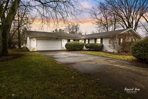 8 Charlton Dr, Kankakee, IL 60901