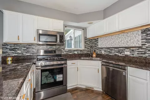 2676 Lindgren Trl, Aurora, IL 60503 photo 2