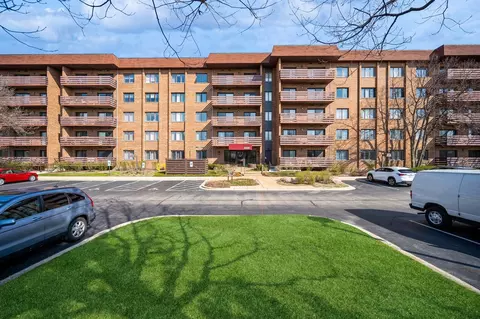 2000 Chestnut Ave #111, Glenview, IL 60025