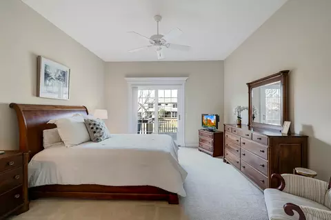 Bedroom - 2024 Mackenzie Pl, Wheaton, IL 60187 photo 1 of 2