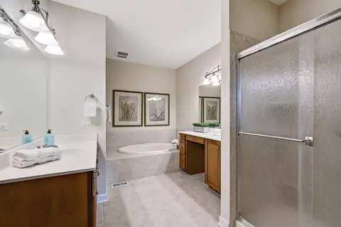 Bath - 2024 Mackenzie Pl, Wheaton, IL 60187 photo 2 of 3