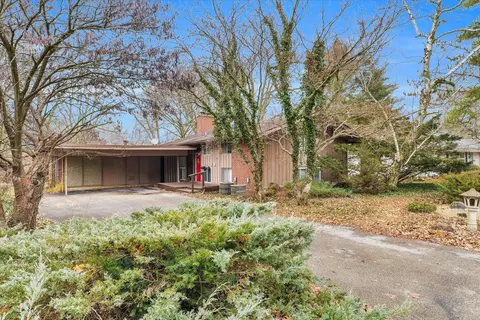 102 W Mumford Dr, Urbana, IL 61801