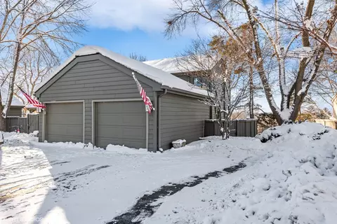 402 Valley View Rd, Lake Barrington, IL 60010