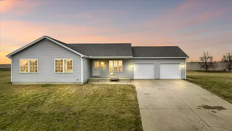 412 Travis Dr, Carlock, IL 61725