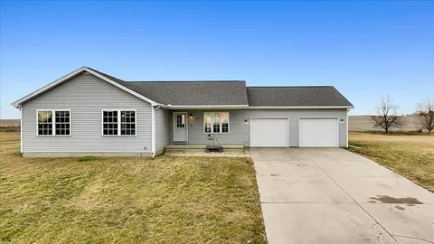 Exterior - 412 Travis Dr, Carlock, IL 61725 photo 2 of 5