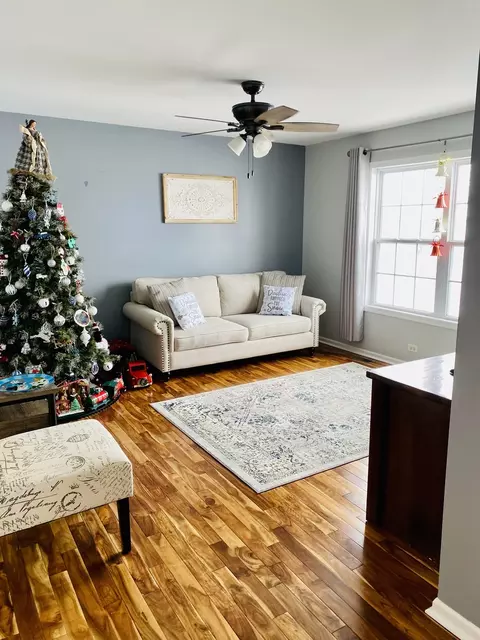 Living - 914 Brook Meadow Dr, Compton, IL 61318 photo 2 of 2