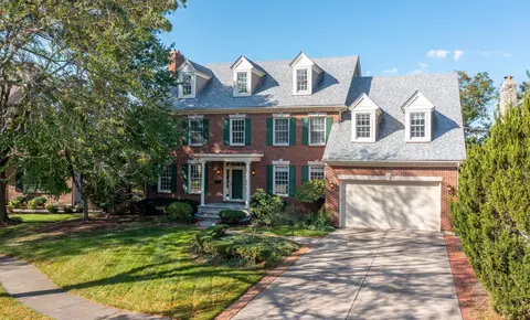 30 Union Cir, Wheaton, IL 60187