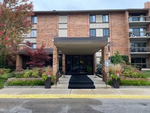 201 Lake Hinsdale Dr #110, Willowbrook, IL 60527
