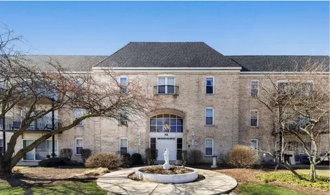 5001 Carriageway Dr #A216, Rolling Meadows, IL 60008