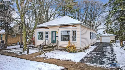 571 Clark St, Elgin, IL 60123