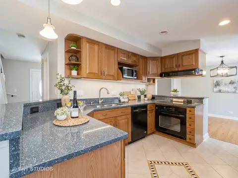 740 W Paddock Dr, Wheeling, IL 60090 photo 2