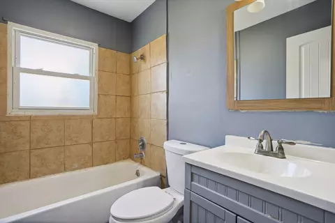 Bath - 801 Maplepark Dr, Champaign, IL 61821 photo 1 of 2