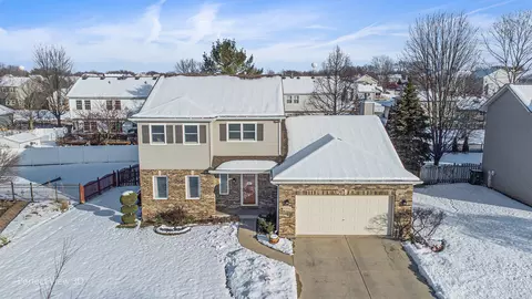 806 Cougar Ln, Oswego, IL 60543