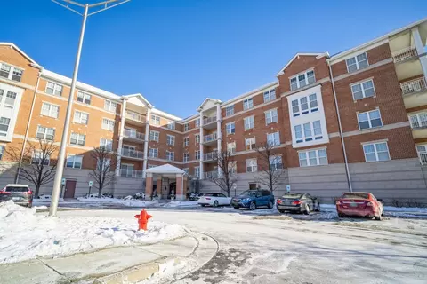 153 Pointe Dr #202, Northbrook, IL 60062