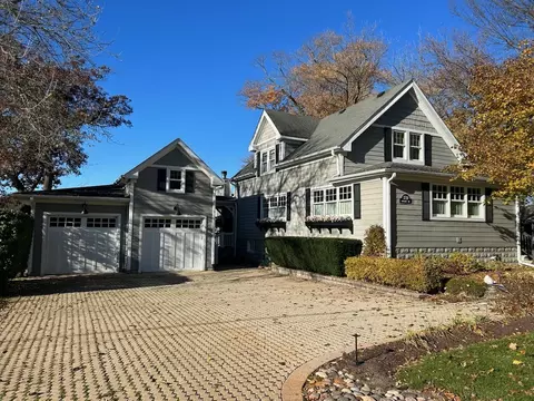 1719 Riverside Ave, Saint Charles, IL 60174