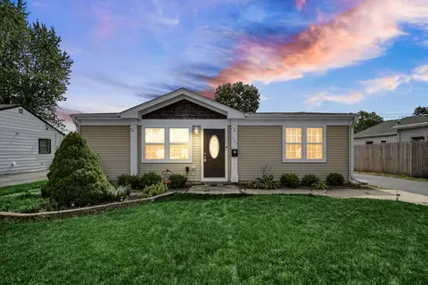 609 E High St, Mundelein, IL 60060