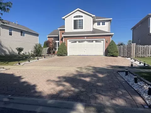820 Parc Ct, Lake In The Hills, IL 60156