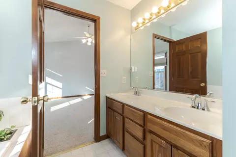 Bath - 406 Ironwood Cc Dr, Normal, IL 61761 photo 3 of 4