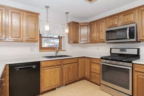 Kitchen - 406 Ironwood Cc Dr, Normal, IL 61761 photo 4 of 5