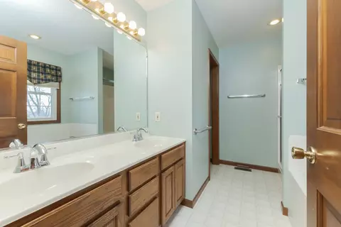 Bath - 406 Ironwood Cc Dr, Normal, IL 61761 photo 2 of 4
