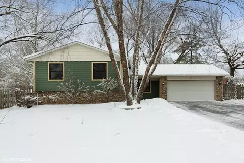 28 Hickory Ln, Algonquin, IL 60102