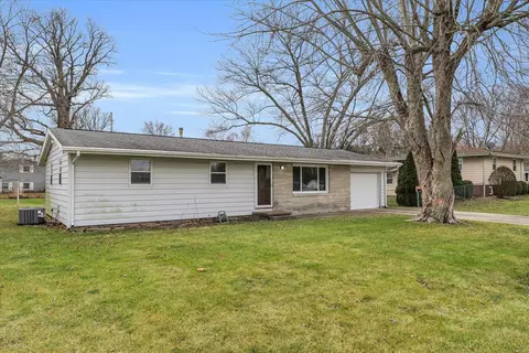 903 E Harrison St, Villa Grove, IL 61956