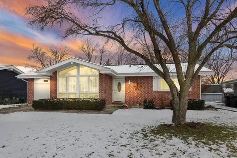 410 Surrey Ln, Lindenhurst, IL 60046