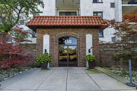 450 Plum Creek Dr #511, Wheeling, IL 60090