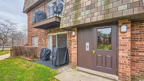 9353 Bay Colony Dr #1E, Des Plaines, IL 60016