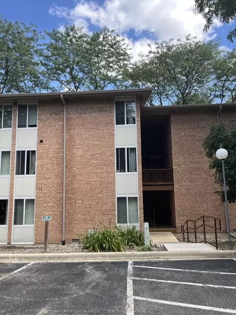 5813 Oakwood Dr #C, Lisle, IL 60532