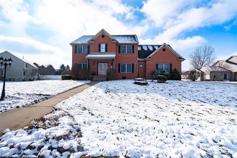 4 Cloverhill Cir, Bloomington, IL 61705