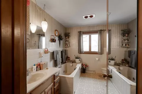 Bath - 12606 E 1100 North Rd, Chenoa, IL 61726 photo 1 of 4