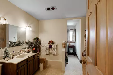 Bath - 12606 E 1100 North Rd, Chenoa, IL 61726 photo 2 of 4