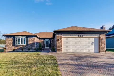 582 Applegate Ln, Lake Zurich, IL 60047