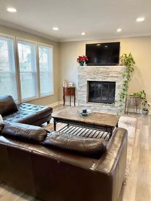 Living - 3508 Thrush Ln, Rolling Meadows, IL 60008 photo 2 of 7