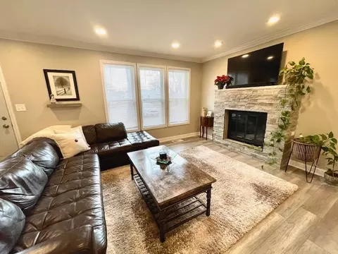 Living - 3508 Thrush Ln, Rolling Meadows, IL 60008 photo 4 of 7