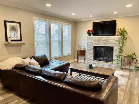 Living - 3508 Thrush Ln, Rolling Meadows, IL 60008 photo 3 of 7