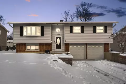 1108 E Greenwood Dr, Mount Prospect, IL 60056
