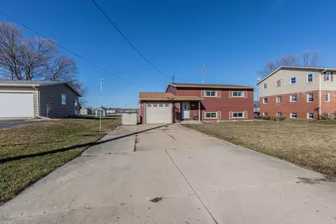Exterior - 711 E Central Ave, Princeton, IL 61356 photo 3 of 5