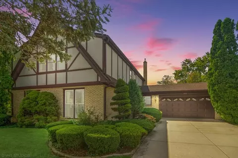 2403 N Hickory Ln, Arlington Heights, IL 60004