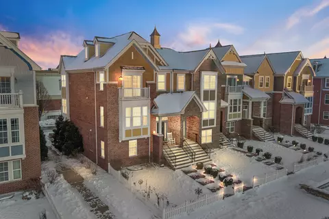 4111 Royal Mews Cir, Naperville, IL 60564