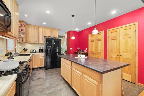 Kitchen - 3906 216th St, Matteson, IL 60443 photo 2 of 3